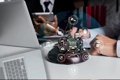 Icon zwei Personen vor einem Laptop und Symbole für verschiedene Rechtsgebiete